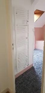 Installation d’un chauffage électrique sèche-serviette classique avec soufflerie.